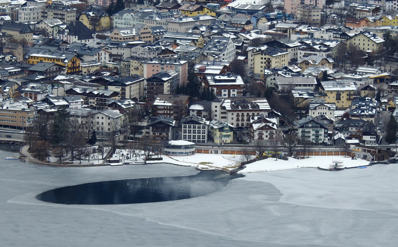 Zell am See im Winter – Servicestandort Pinzgau, Salzburger Land Blick über Zell am See mit dem teilweise zugefrorenen Zeller See und der Stadt im Winter